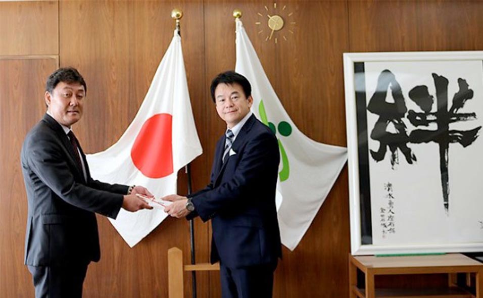 さいたま市長、清水勇人氏より感謝状を授与されている様子