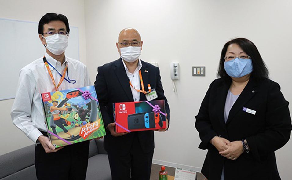 いたま市南部児童相談所にゲームを寄付している様子