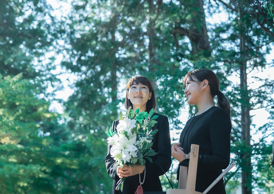 ご遺族がお墓参りをしている様子