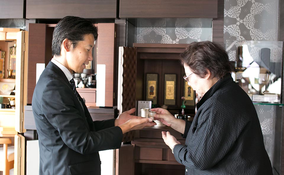 博愛社のスタッフがお客様に仏具の案内をしています
