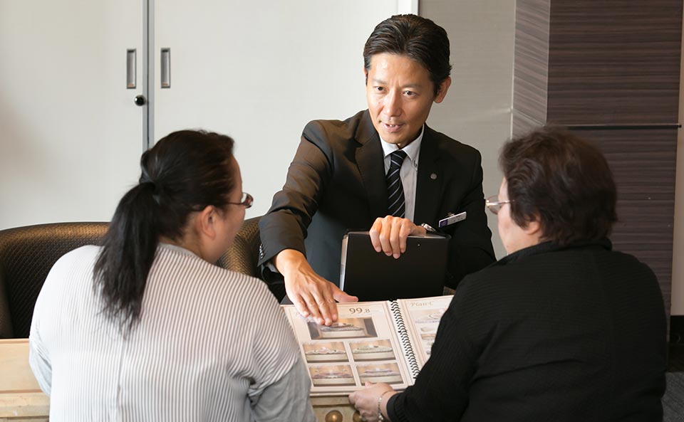 博愛社のスタッフとお客様が打ち合わせをしている様子
