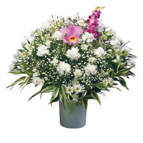 カーネーションとカスミソウを中心にピンクの洋花を添えた供花