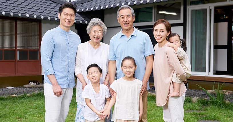 博愛社の会員家族が庭先で笑顔で集合する場面、さいたま市 葬儀