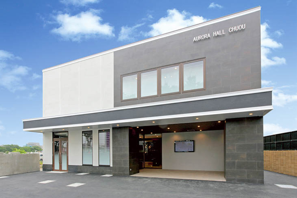 さいたま市の博愛社オーロラ・ホール中央のモノトーン外観、貸切対応の葬儀式場としての佇まい