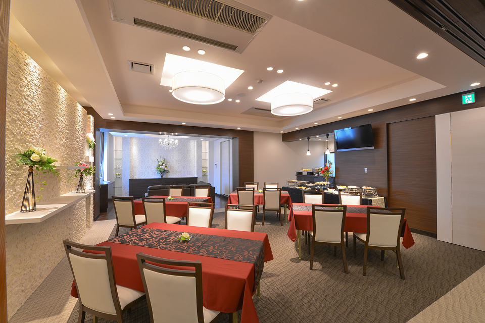 さいたま市のオーロラ・ホール中央で博愛社が家族葬の会食を提供する落ち着いた会食室