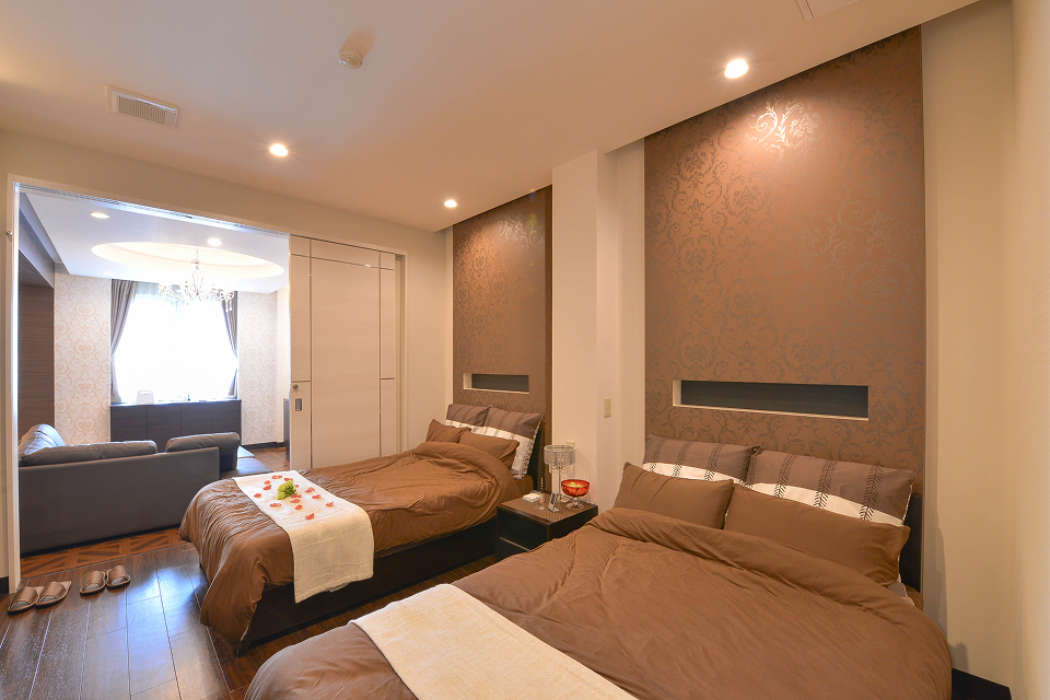 さいたま市で博愛社が運営する親族控室付きの棕色ベッドが並ぶ落ち着いた安置室