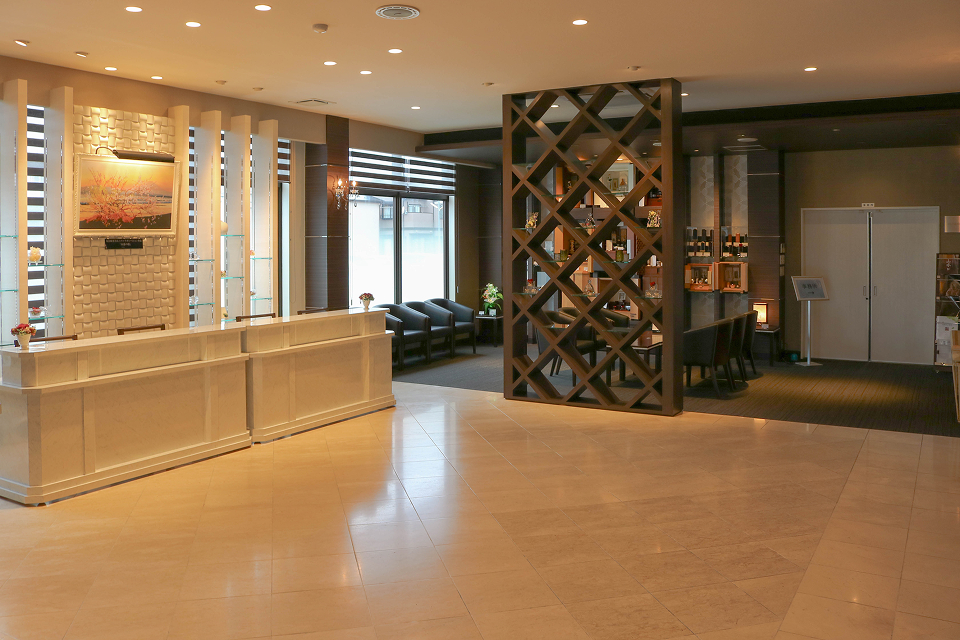 さいたま市のオーロラ・ホール中央の明るい受付ロビーで博愛社が葬儀相談を受け付けているようす