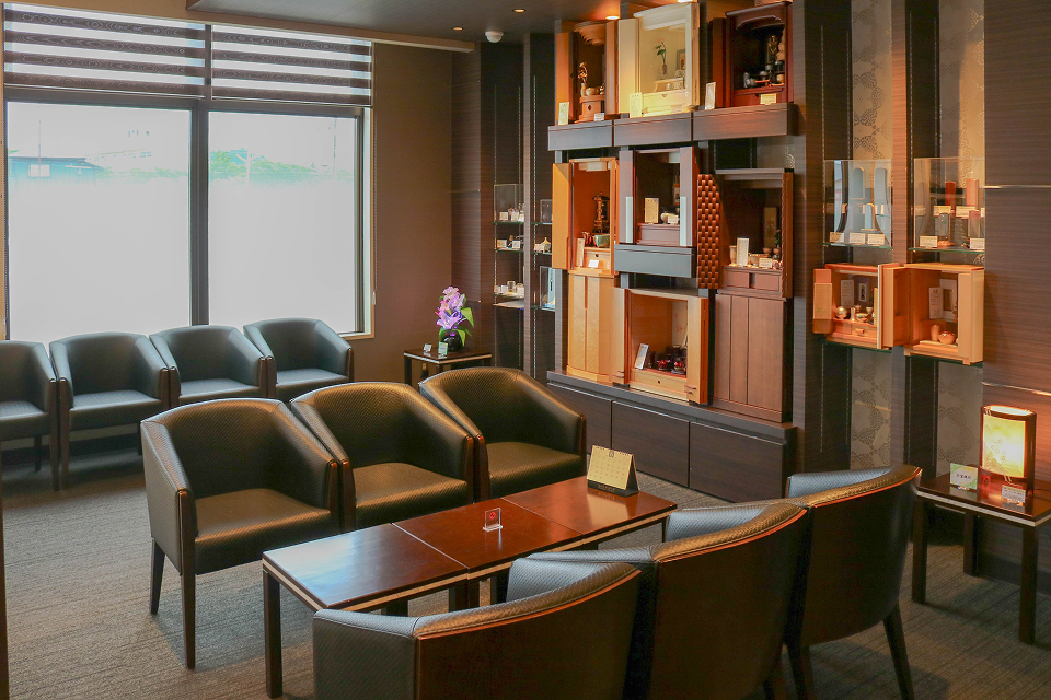 オーロラ・ホール中央の落ち着いたロビーで葬儀相談を受けられる博愛社、さいたま市の葬儀対応