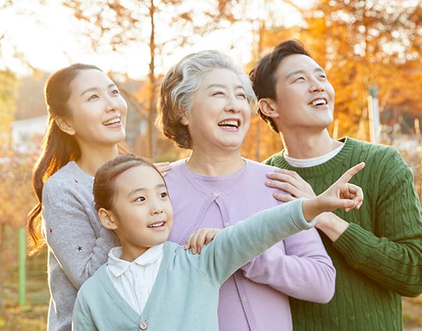 博愛社のオーロラクラブを紹介、秋の屋外で笑顔の祖母と家族、さいたま市 葬儀の安心を訴求